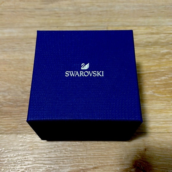 Eternal watch
Swiss Made, Crystal bracelet, Silver tone - Picture 3 of 4